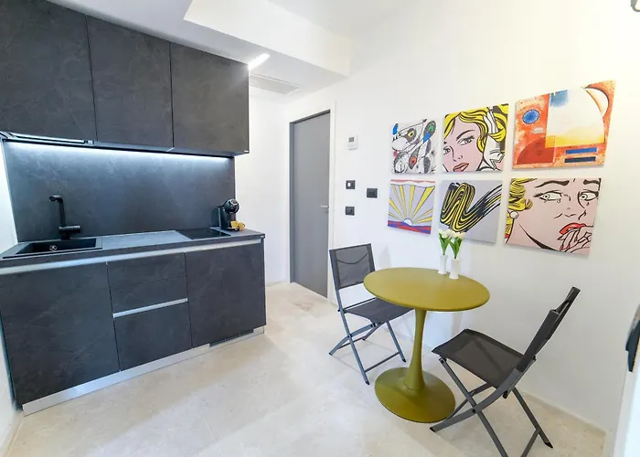 מלון דירות Domus Delfino 4*